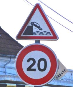 Without this sign we would not know that it is forbidden to drive into the canal