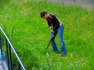 We'd been listening to country music all afternoon and Sandra was inspired by Johnny Cash singing about John Henry swinging his hammer. Here she is hammering our three foot long mooring stakes into the grass.